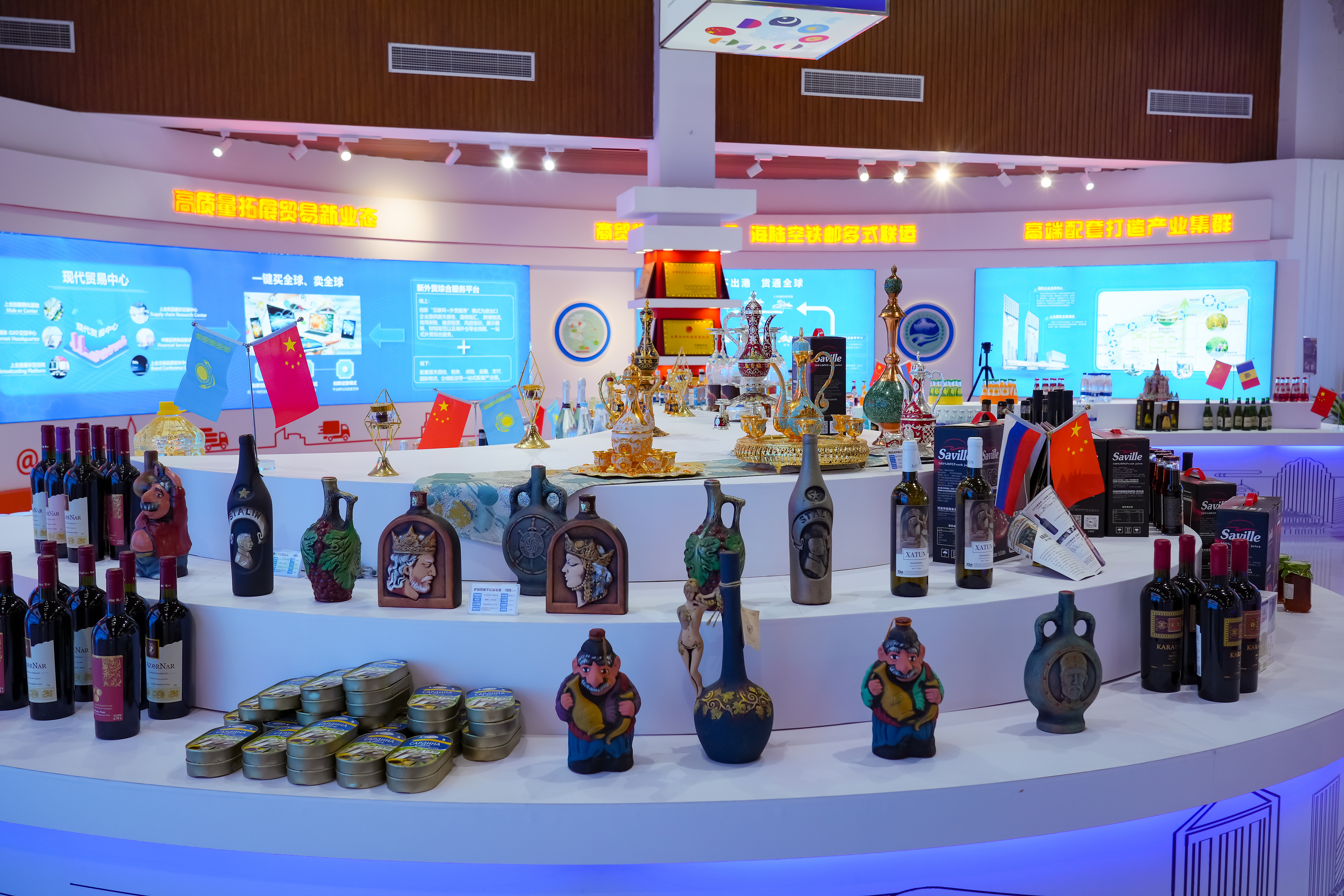 2022年10月19日，青島，上合示范區(qū)展出的上合國家特色商品。