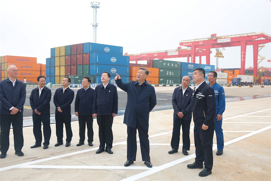 2024年5月22日至24日，中共中央總書記、國家主席、中央軍委主席習近平在山東考察。這是22日下午，習近平在日照港察看全自動化集裝箱碼頭作業(yè)場景。新華社記者 鞠鵬 攝