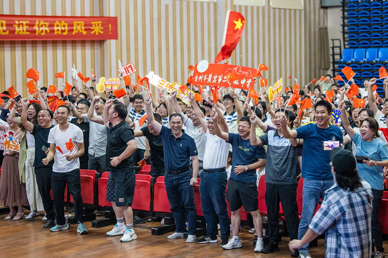 北京時(shí)間7月27日，2024年巴黎奧運(yùn)會(huì)首個(gè)比賽日，在射擊10米氣步槍混合團(tuán)體比賽中，中國(guó)選手黃雨婷/盛李豪獲得金牌。圖為黃雨婷的母校師生們通過(guò)收看奧運(yùn)直播的方式為她加油助威。