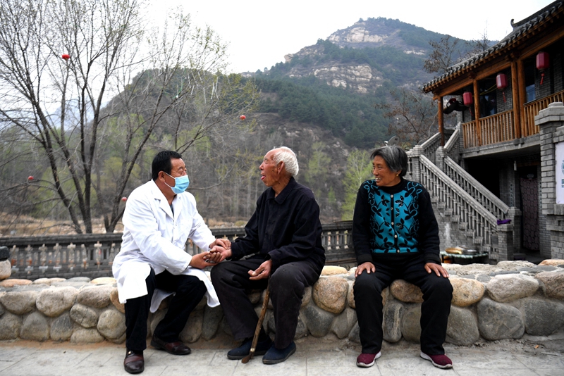 2020年4月15日，在河北阜平縣龍泉關鎮(zhèn)駱駝灣村，村醫(yī)霍建國為村民把脈。