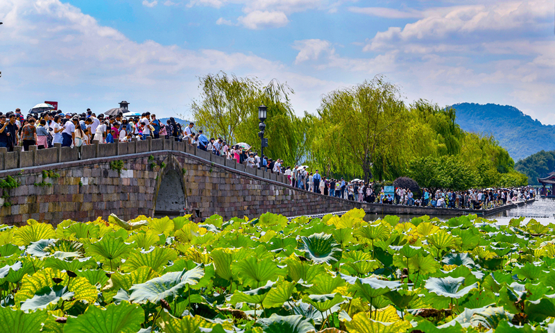 2024年10月4日，杭州西湖景區(qū)迎來(lái)國(guó)慶假期旅游高峰。