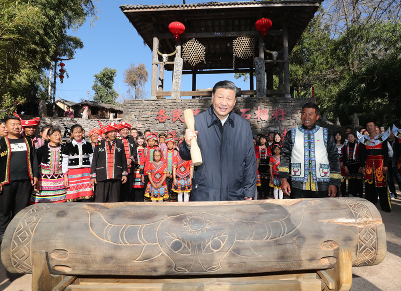 2020年1月19日，習(xí)近平總書記在云南省騰沖市清水鄉(xiāng)三家村中寨司莫拉佤族村廣場(chǎng)上，敲響三聲佤族木鼓，祝福來(lái)年風(fēng)調(diào)雨順、國(guó)泰民安。