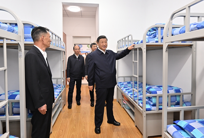 2024年6月18日下午，習(xí)近平總書記在青海果洛西寧民族中學(xué)宿舍樓察看學(xué)生住宿條件。