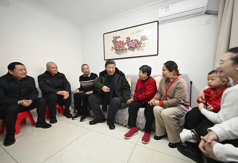 2025年1月23日上午，習(xí)近平總書記在遼寧沈陽大東區(qū)長安街道長安小區(qū)考察時，走進居民郎素蘭家中看望。