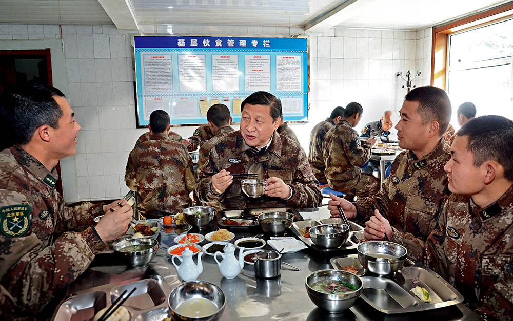 2014年1月26日，習(xí)近平主席專程來(lái)到內(nèi)蒙古軍區(qū)邊防某部，親切看望慰問(wèn)戍邊官兵。這是在連隊(duì)食堂，習(xí)近平主席同戰(zhàn)士們一起用餐。