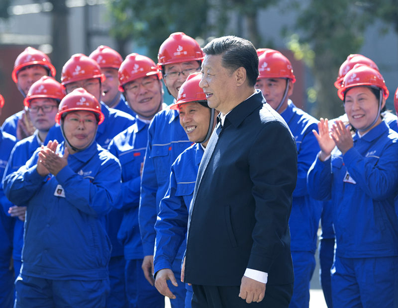2018年9月26日，在中國一重集團，習近平總書記走到工人中間，同大家親切交流。