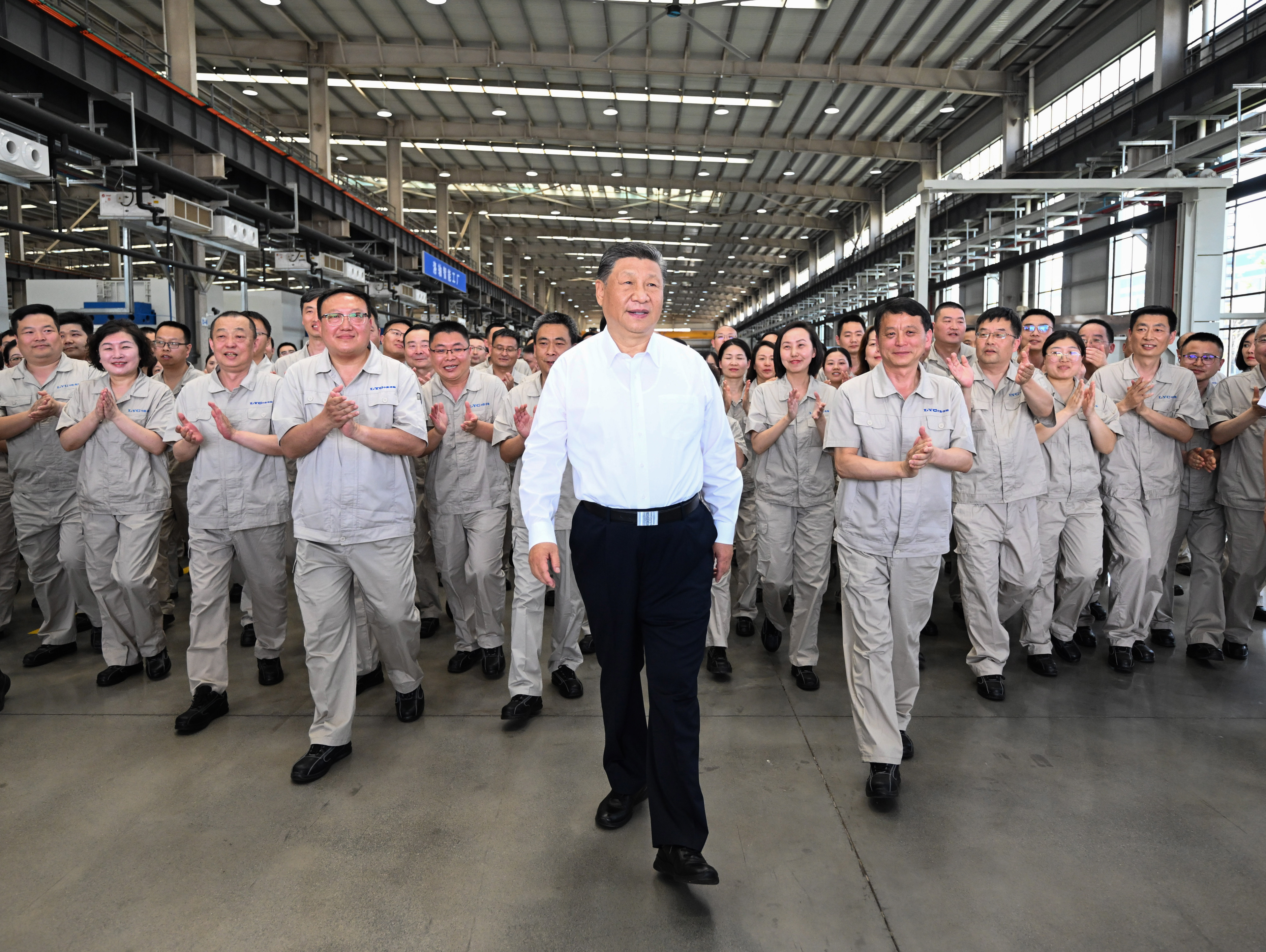月19日至20日，中共中央總書記、國家主席、中央軍委主席習近平在河南考察。這是19日下午，習近平在洛陽軸承集團股份有限公司智能工廠考察時，同企業(yè)職工在一起。新華社記者 燕雁 攝