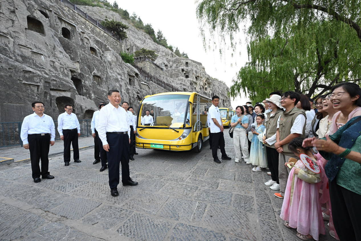 5月19日，習(xí)近平在洛陽龍門石窟考察時(shí)，同游客親切交流。