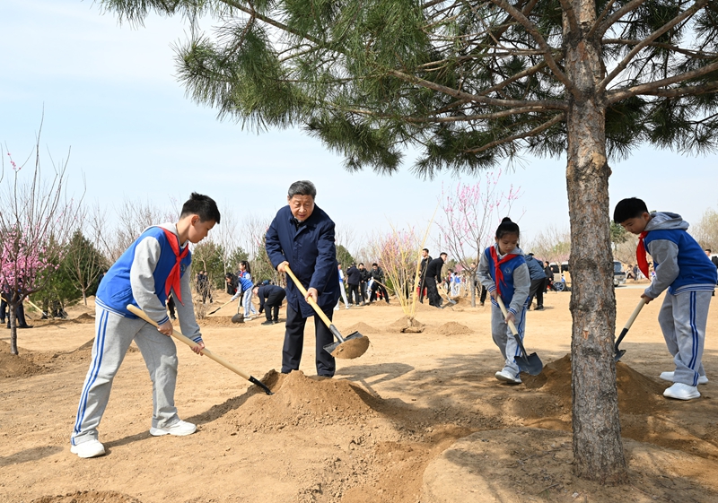 2025年4月3日，習(xí)近平總書記來到北京豐臺區(qū)永定河畔參加首都義務(wù)植樹活動。