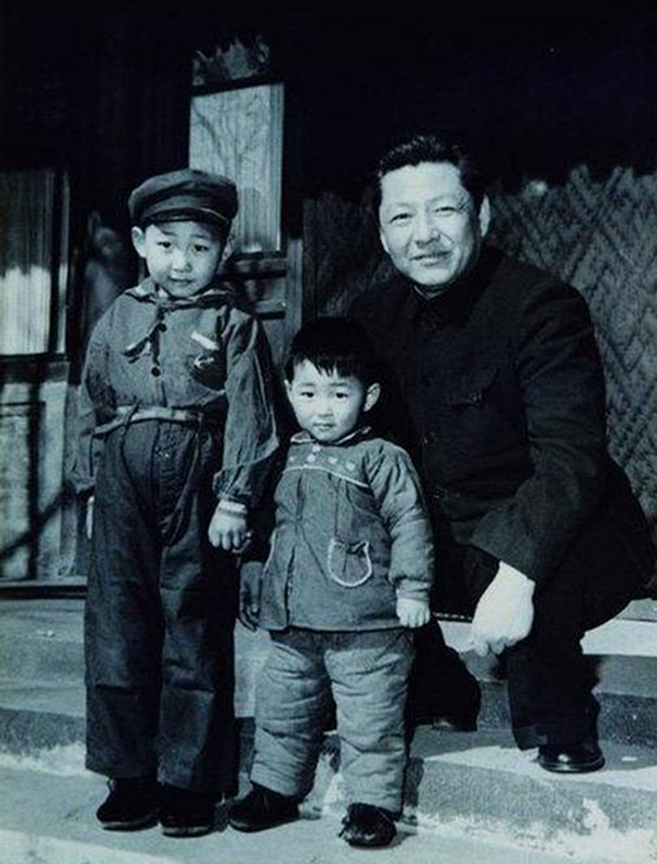 1958年，習(xí)仲勛與兒子習(xí)近平、習(xí)遠平在一起。