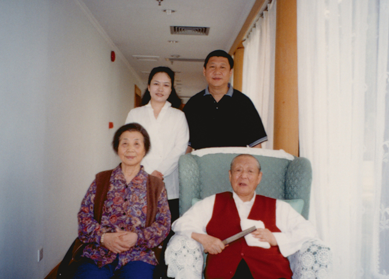 習(xí)近平與夫人彭麗媛同父親習(xí)仲勛、母親齊心的合影。