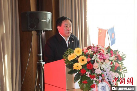 圖為中國非公立醫(yī)療機(jī)構(gòu)協(xié)會(huì)常務(wù)副會(huì)長兼秘書長郝德明致辭?！№n相澤 攝