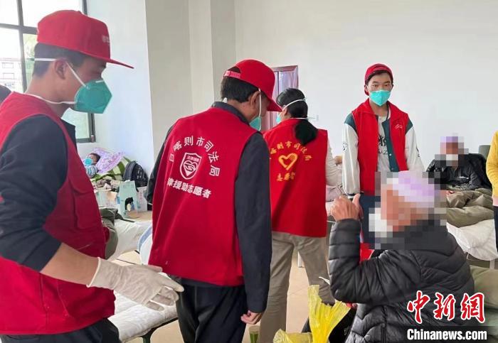 圖為得到妥善安置周到的服務(wù)，患者向志愿者豎起大拇指?！∪湛t市委宣傳部供圖