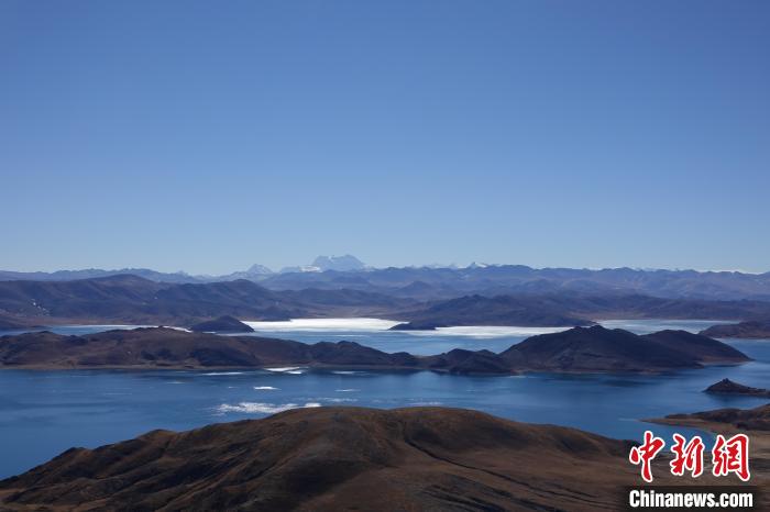 圖為從海拔約5000米的魯日拉觀景臺俯瞰羊湖?！∪轿木?攝