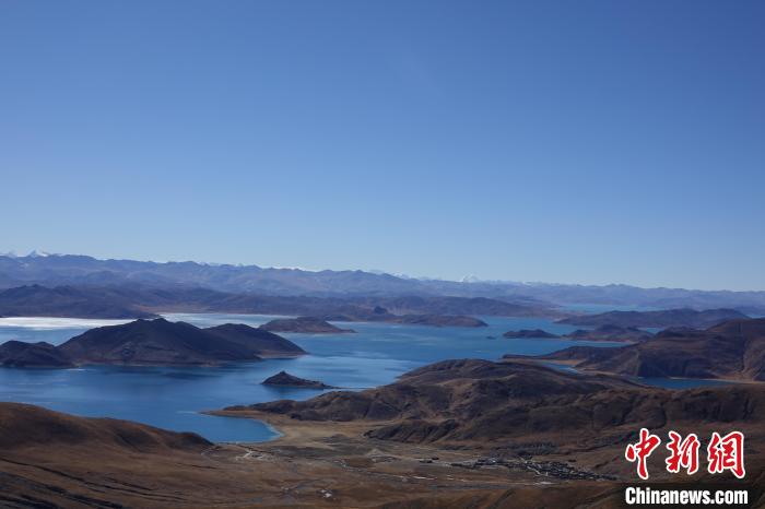 冬日羊卓雍措：湖水湛藍，如詩如畫