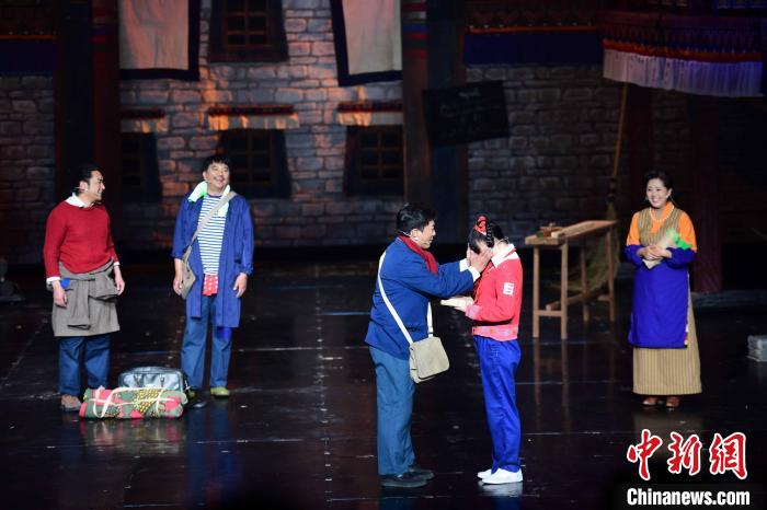 圖為西藏本土話劇《八廓街北院》演出現(xiàn)場?！∝暩聛硭?攝
