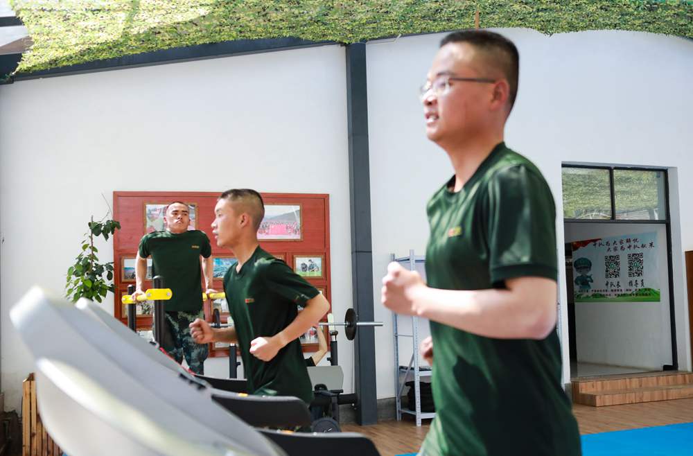 官兵正在新配發(fā)的跑步機(jī)上運(yùn)動(dòng)。