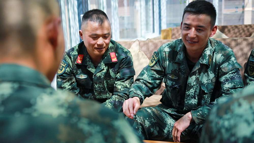 官兵正在陽(yáng)光棚內(nèi)優(yōu)雅的環(huán)境中下象棋。