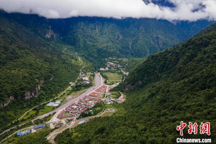 西藏山南勒布溝風(fēng)光?！〗w波 攝