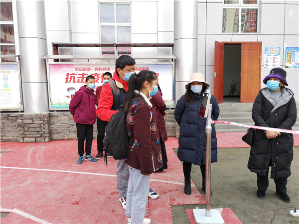 圖片默認(rèn)標(biāo)題_fororder_1、學(xué)生排隊(duì)進(jìn)入校園-攝影-左斌