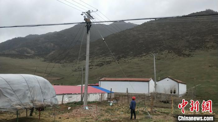 青海：電網跨山架線點亮高原深山區(qū)的“扶貧路”