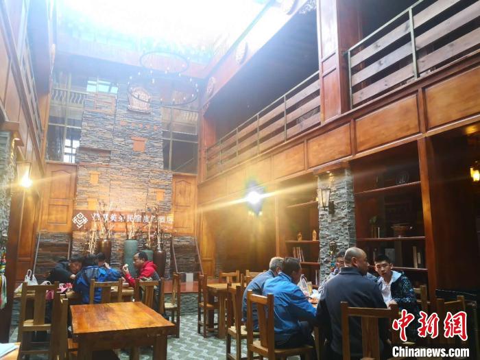 圖為扎尕那的藏式民宿酒店中，游客正在用餐?！∈缝o靜 攝