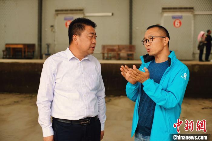 天?？h委書記李鵬(左)接受自媒體“碼頭青年”主編林飛(右)采訪?！￡I道華 攝