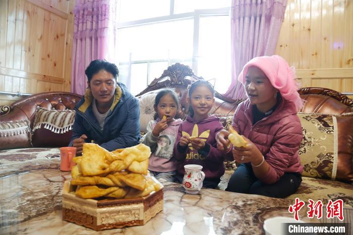 圖為項(xiàng)青達(dá)杰一家人合影。　馬銘言 攝