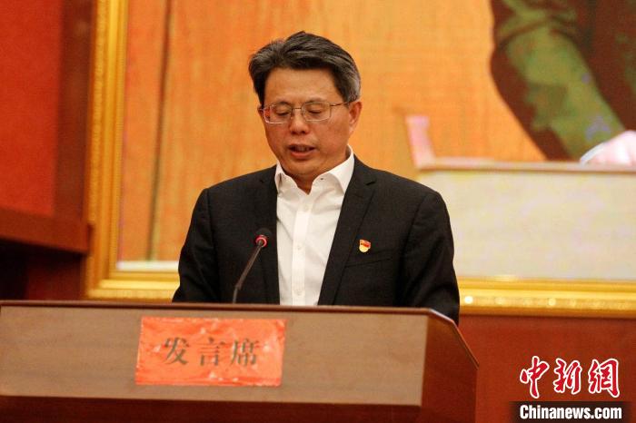 圖為果洛州委常委、副州長(zhǎng)、上海市援青聯(lián)絡(luò)組組長(zhǎng)馮志勇總結(jié)對(duì)口支援十年工作?！」逯菸麄鞑抗﹫D 攝