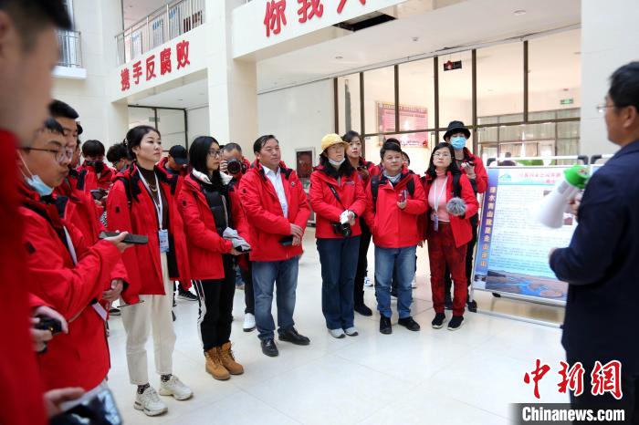 圖為中外媒體采訪三江源國(guó)家公園瀾滄江源園區(qū)生態(tài)保護(hù)成效?！?zhí)砀?攝