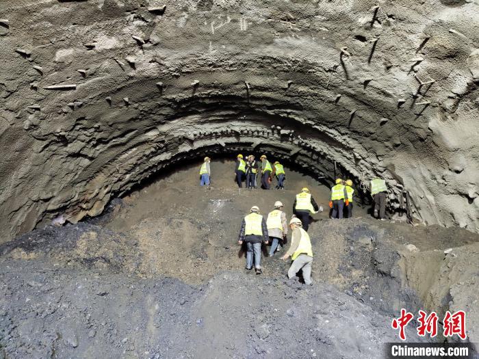 圖為久馬高速查針梁子隧道施工現(xiàn)場?！⊥貔i 攝