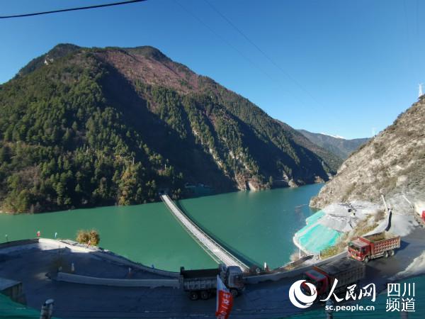 這條單跨353米索道橋，是全國最長的民用重載索道橋，技術(shù)要求高，施工難度極大。僅完成進(jìn)行便道、索道橋施工就用了一年時(shí)間。郭瑩 攝