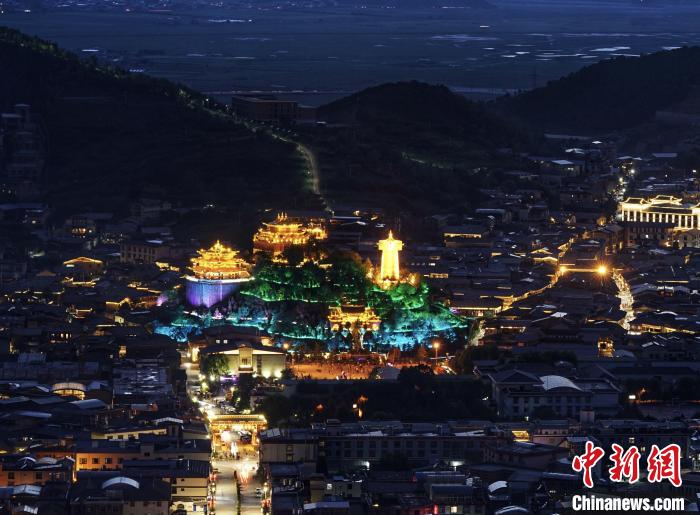 圖為滇藏茶馬古道重鎮(zhèn)獨(dú)克宗古城已成為知名旅游景點(diǎn)?！『蜁匝?攝