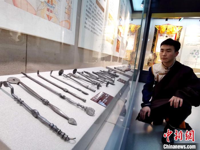 圖為陳展的藏醫(yī)手術器械?！?zhí)砀?攝