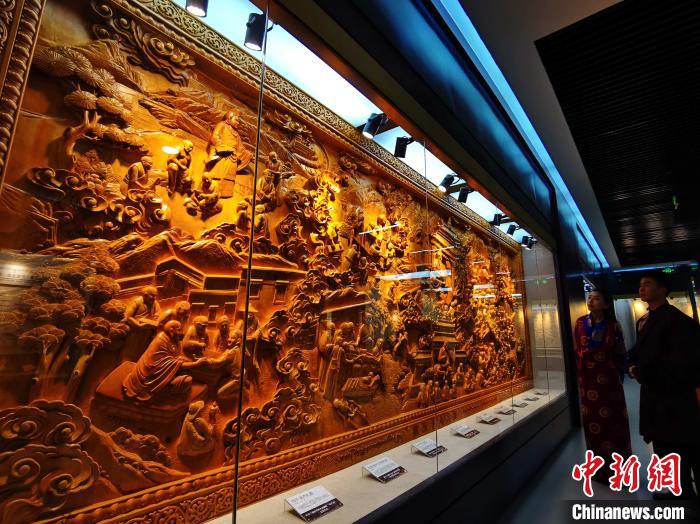 圖為青海大學民族醫(yī)學博物館陳展的歷代知名藏醫(yī)浮雕?！?zhí)砀?攝