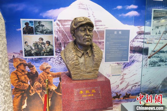 圖為南疆軍區(qū)某合成團1連榮譽室，雕像是進藏先遣英雄連總指揮李狄三?！畛坛?攝