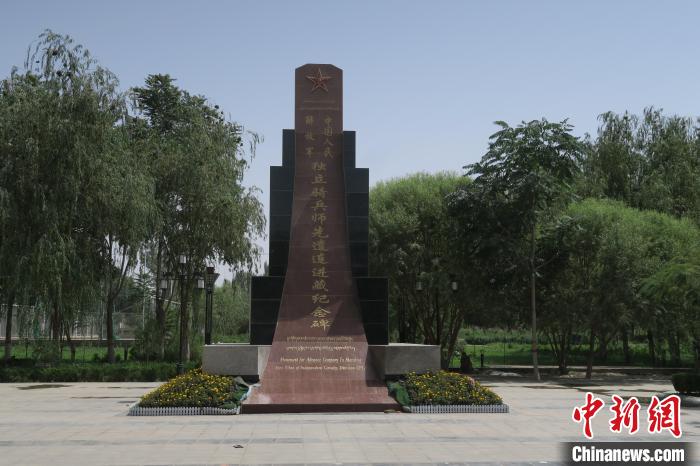 圖為位于于田縣中心的中國人民解放軍獨立騎兵師先遣連進藏紀(jì)念碑?！畛坛?攝
