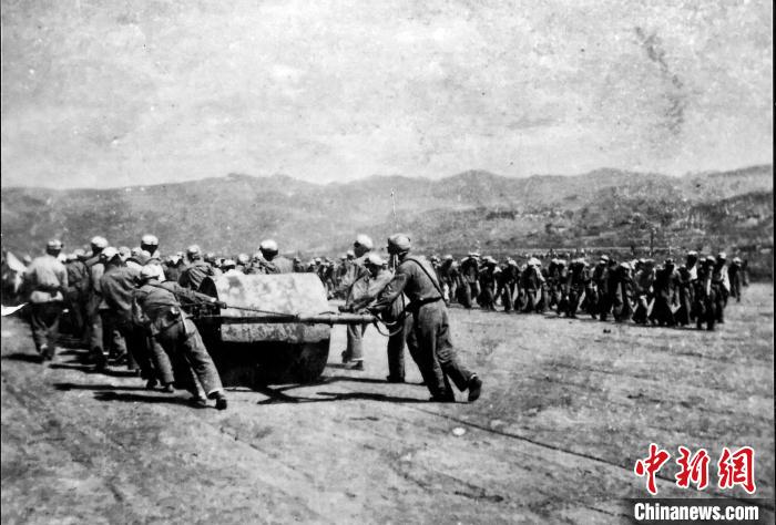十八軍戰(zhàn)士修建機(jī)場(chǎng)跑道。(歷史圖片由十八軍后代張小康提供，劉炳科翻拍)