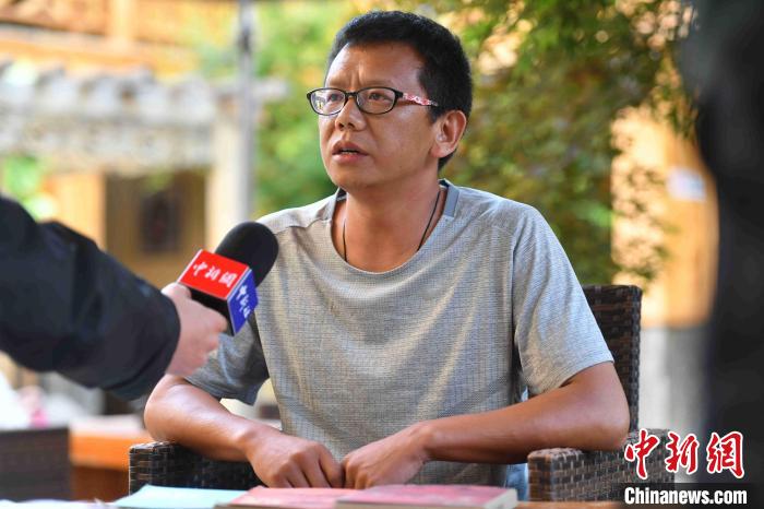 圖為和澗秋接受記者采訪?！⑷疥?攝