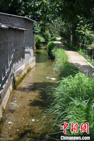 圖為至今仍在流淌的楚援溝?！⑷疥?攝