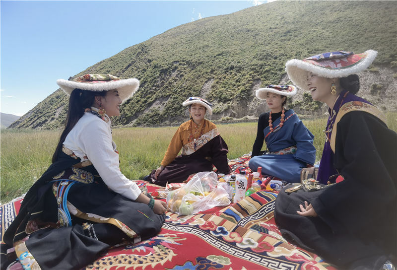 拉姆和她的朋友們在砂場修復點耍壩子。甘孜州石渠生態(tài)環(huán)境局供圖