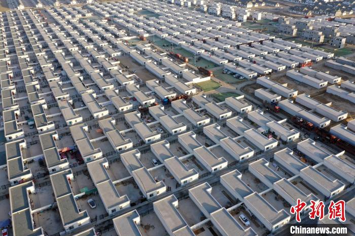 圖為蘭州新區(qū)移民安置區(qū)。　丁凱 攝