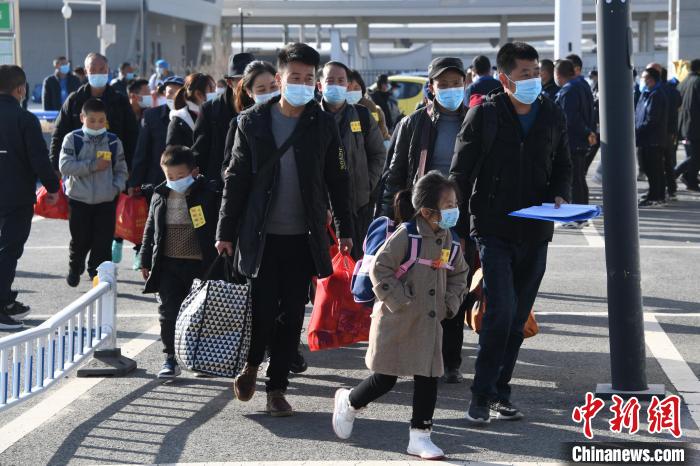 圖為搬遷民眾剛出火車站。　丁凱 攝