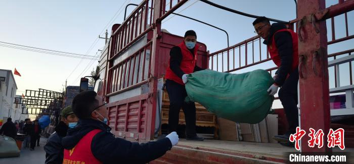 圖為志愿者幫忙搬運家具等物資。　魏建軍 攝