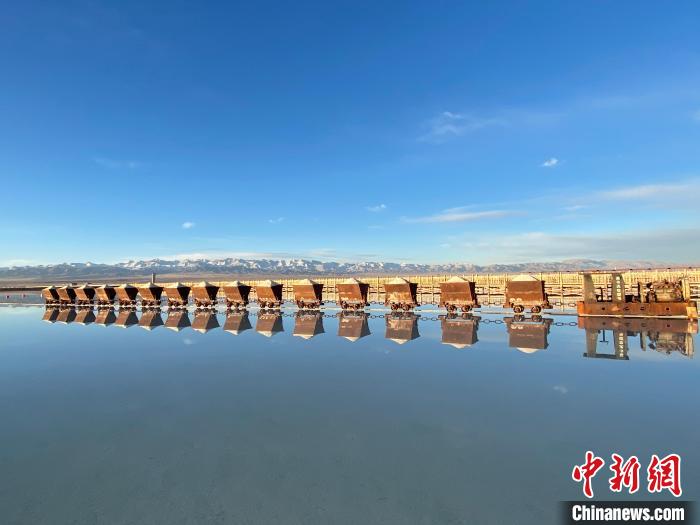 圖為小火車倒影在湖中，湖面如圖明鏡一般?！●R翔 攝
