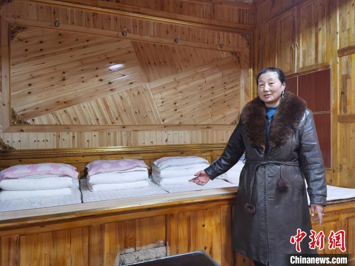圖為德吉村村民鬧尖措介紹自家農(nóng)家樂。　祁增蓓 攝