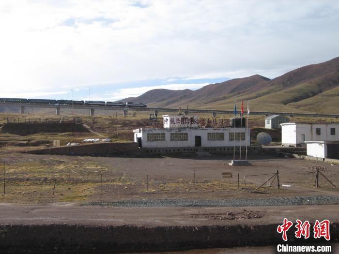 圖為青藏鐵路通車后列車經(jīng)過中鐵西北院風(fēng)火山觀測站。(資料圖) 中鐵西北科學(xué)研究院供圖
