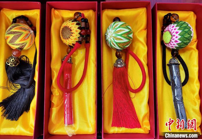 圖為藏繡手工藝品?！∑钤鲚?攝