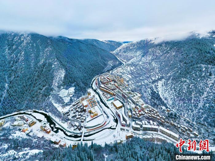 壤塘的雪后美景?！∪捞量h融媒體中心供圖
