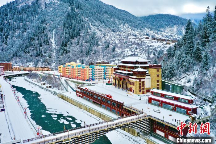 壤塘的雪后美景?！∪捞量h融媒體中心供圖